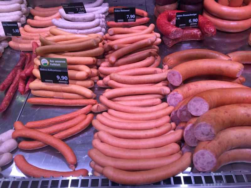 charcuterie-ROQUEBILLIERE-min_sausages_meat_butchery-1069321